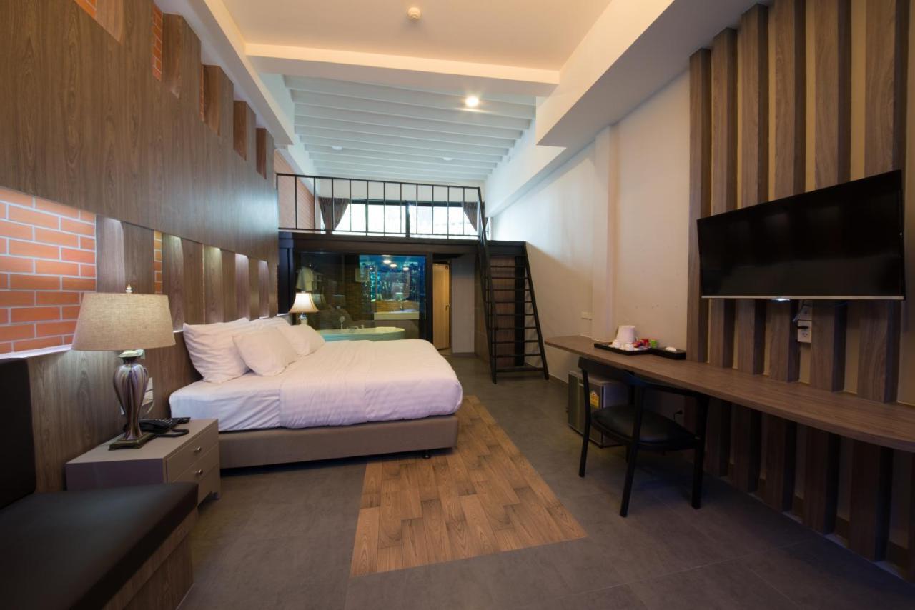 โรงแรม วี20 บูทิก จากุซซี่ โฮเทล 4*